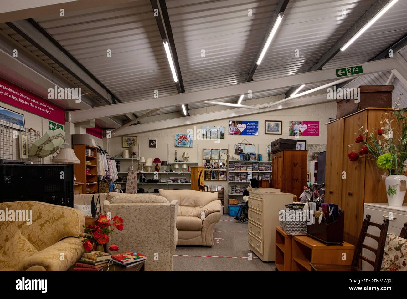 Interno del negozio di beneficenza a Littlehampton, West Sussex; gli articoli donati vengono venduti e i proventi vengono ceduti alla relativa associazione benefica Foto Stock