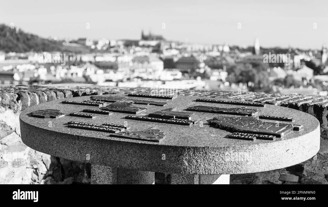 PRAGA, REPUBBLICA CECA - 21 MAGGIO 2020: Mappa artistica del rifeef di Praga al punto panoramico su Vysehrad. Praga, Repubblica Ceca Foto Stock