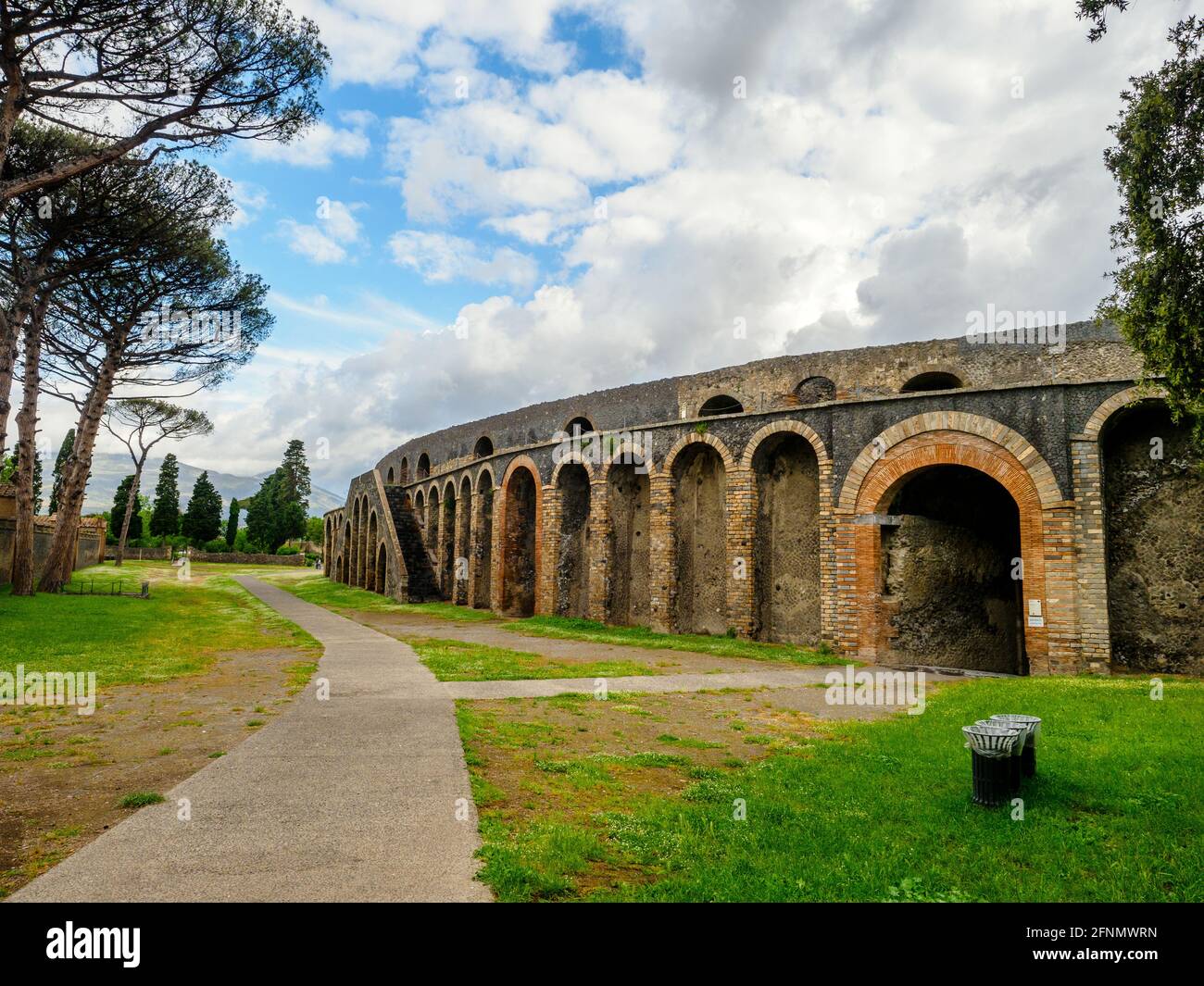 L'anfiteatro di Pompei è il più antico tra quelli conosciuti in epoca romana. Costruito nel 70 a.C. su iniziativa dei magistrati Caius Quinctus valgus e Marcus Porcius - sito archeologico di Pompei, Italia Foto Stock