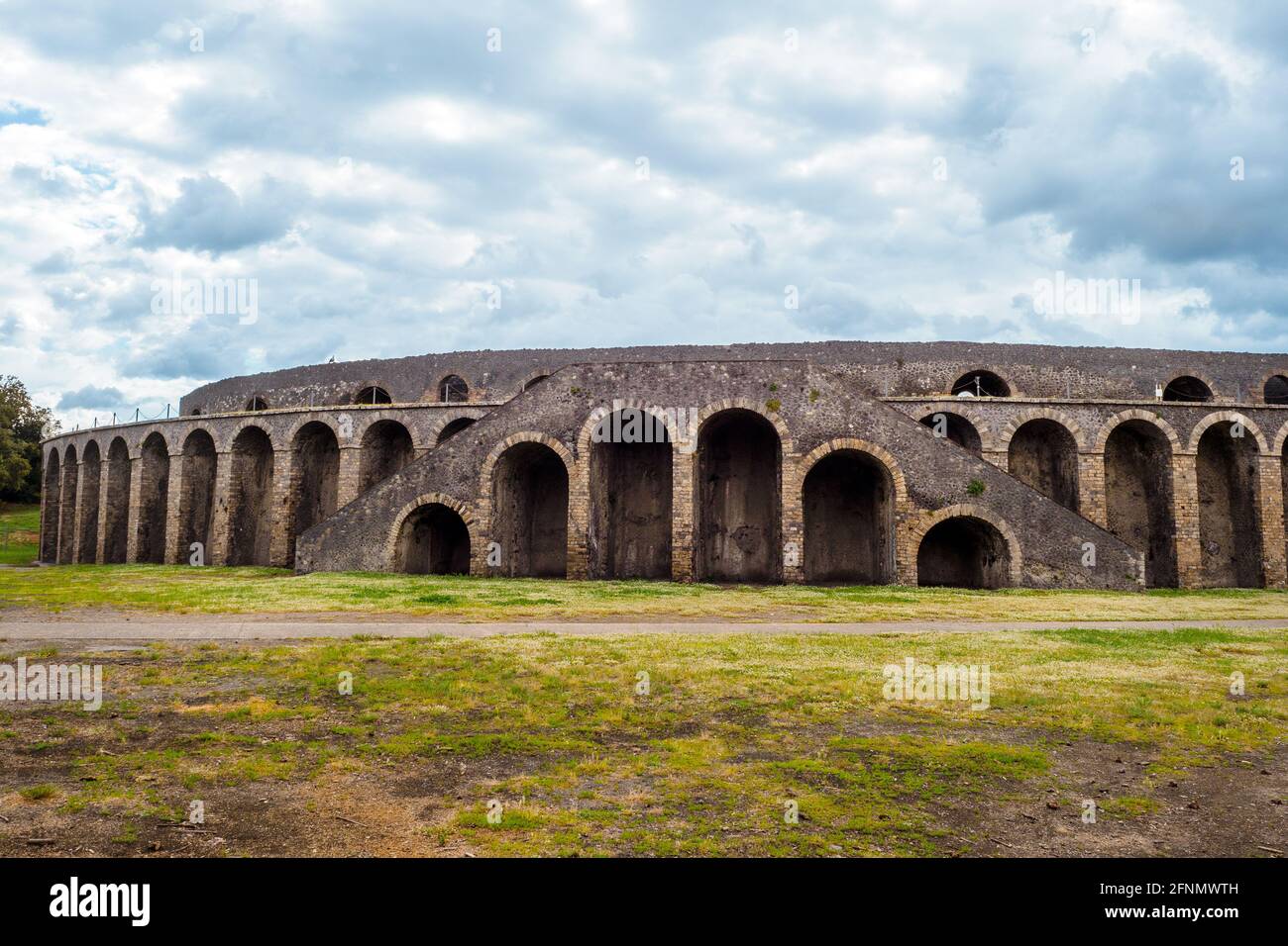 L'anfiteatro di Pompei è il più antico tra quelli conosciuti in epoca romana. Costruito nel 70 a.C. su iniziativa dei magistrati Caius Quinctus valgus e Marcus Porcius - sito archeologico di Pompei, Italia Foto Stock