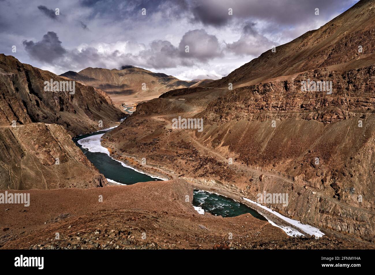 Strada per Rumbak Valley e Yarutse, Hemis NP, Ladak, India. Fiume con neve durante l'inverno, Himalaya. Paesaggio di montagna in India natura selvaggia. Sole da Foto Stock