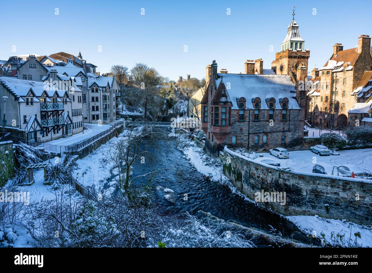 Edifici colorati su Hawthornbank Lane ed ex edifici di mulino nel Dean Village sulle acque di Leith nel West End di Edimburgo, Scozia, Regno Unito Foto Stock