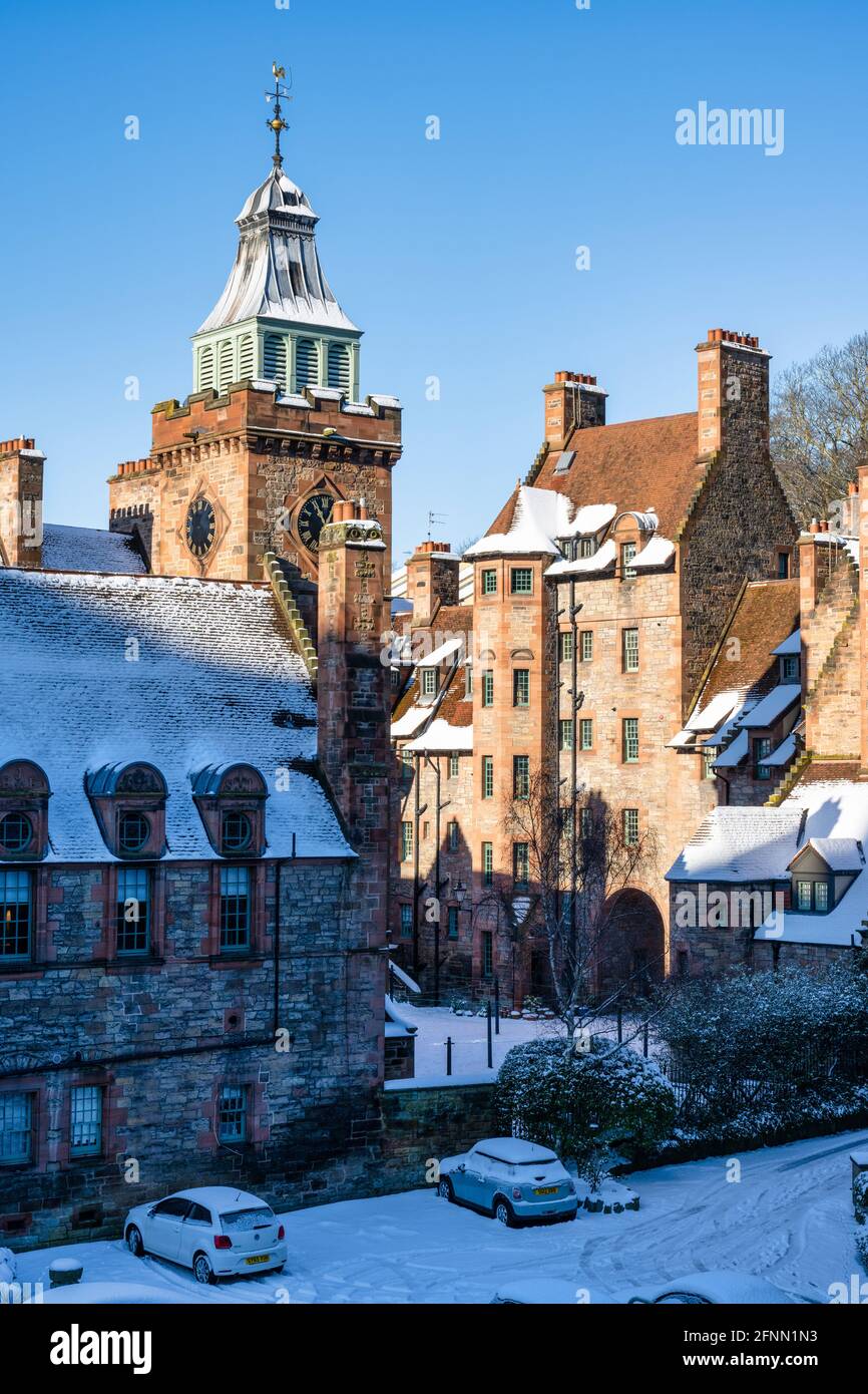 Ex edifici mulino nel pittoresco Dean Village nella neve sulle acque di Leith nel West End di Edimburgo, Scozia, Regno Unito Foto Stock