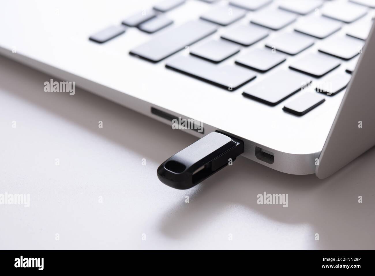 Unità flash USB collegata alla presa usb del computer portatile. Pendrive, concetto di memoria flash Foto Stock