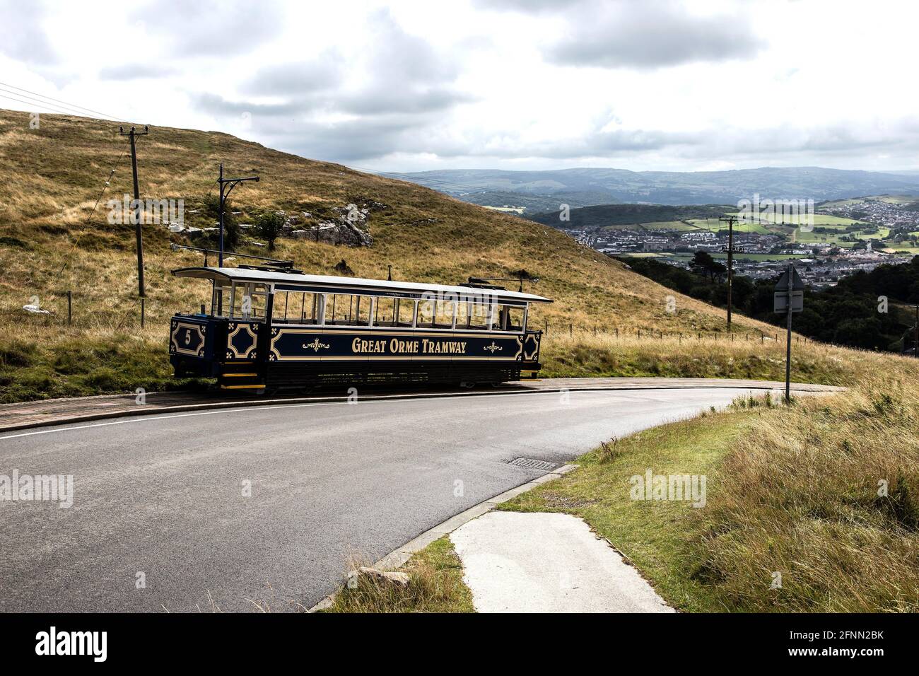 Tram n.: 5 sulla Great Orme Tramway che scende dalla ripida collina a metà strada verso il capolinea della Victoria Station a Llandudno, Galles del Nord. Foto Stock