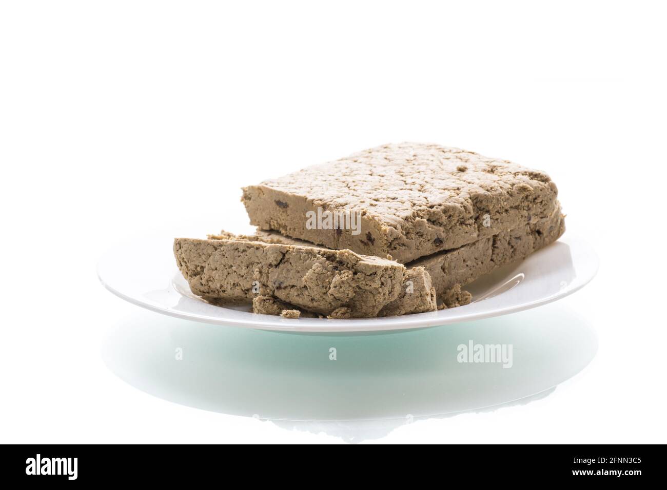 pezzo di halva dolce isolato su sfondo bianco Foto Stock