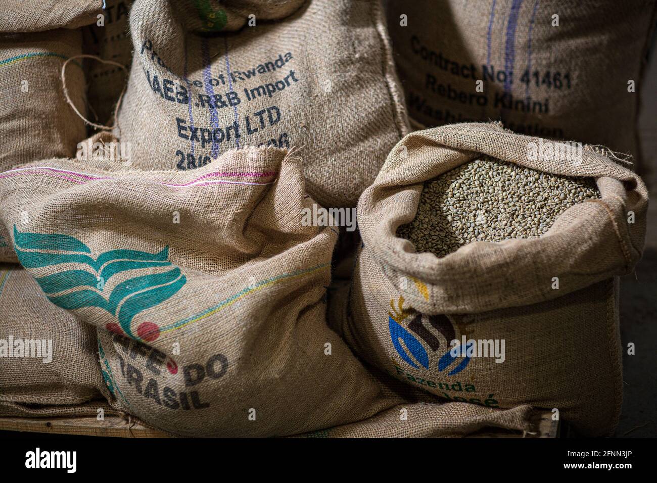 Caffè verde in sacchi di tela Foto Stock