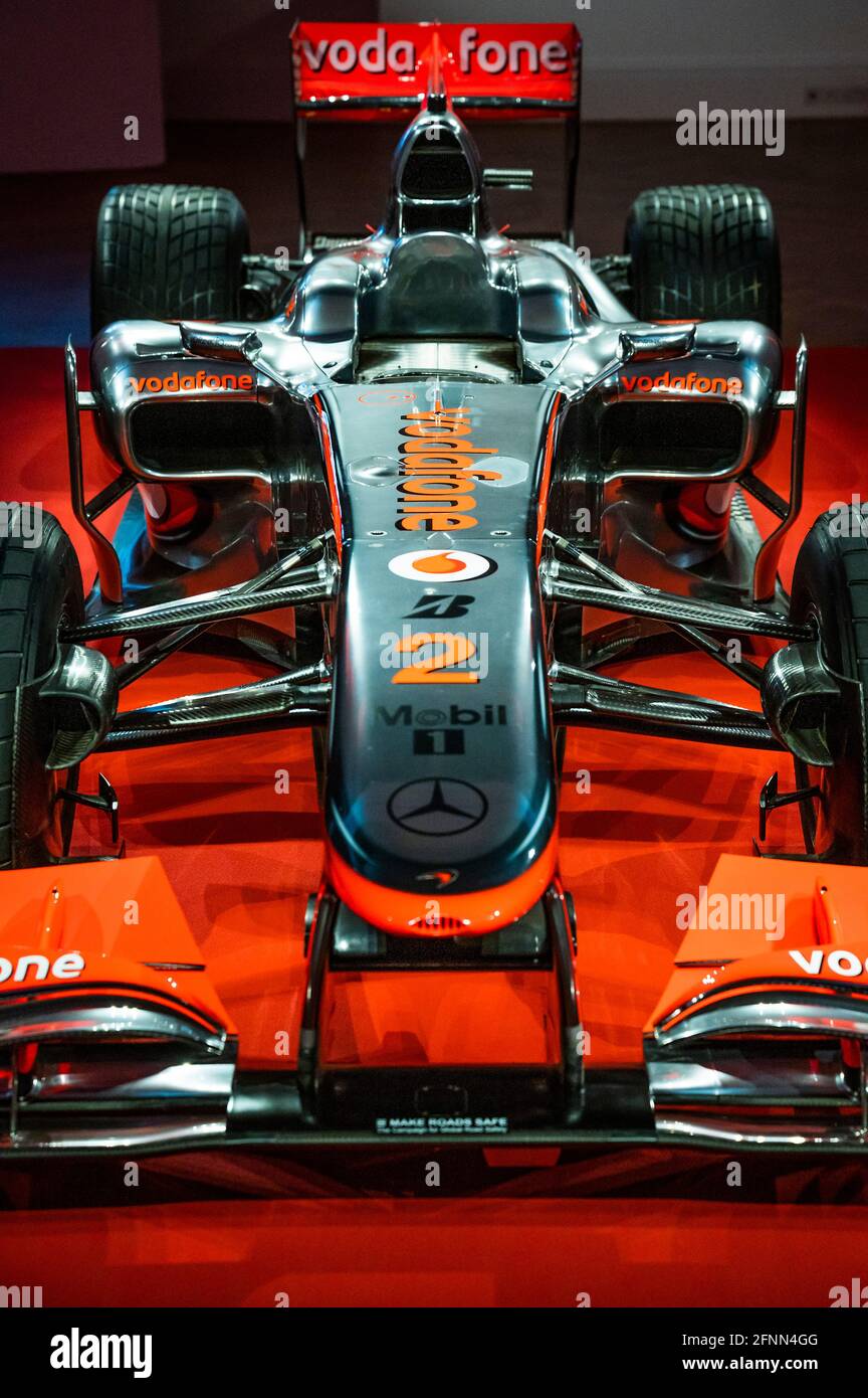 Londra, Regno Unito. 18 maggio 2021. Lewis Hamilton's 2010 Turkish Grand Prix McLaren Mercedes MP4-25A vincitore di gara, McLaren certificata, e la prima vettura vincente Hamilton GP a venire sul mercato. Offerto dalla Formula 1 e da RM Sotheby's con una stima di 5,000,000 - 7,000,000 dollari. L'evento Auction si terrà in diretta il 17 luglio 2021, mentre la McLaren Mercedes è guidata intorno alla pista di casa di Hamilton durante l'offerta dal vivo, nel fine settimana del Gran Premio di Gran Bretagna. Credit: Guy Bell/Alamy Live News Foto Stock