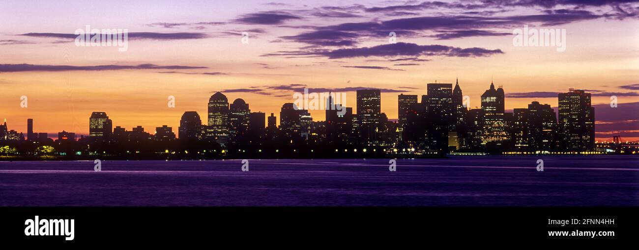 2005 STORICO SKYLINE DEL CENTRO CITTÀ HUDSON RIVER MANHATTAN NEW YORK CITY STATI UNITI Foto Stock