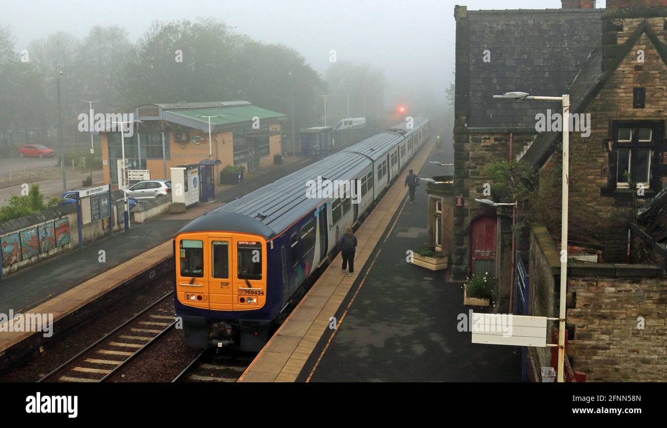 CW 7609 769434 2K81 appena arrivato a Burscough Bridge 17.5.2021 Dopo lunghi ritardi, i "nuovi" treni flexi del Nord sono entrati in passeggeri servica di trasporto Foto Stock