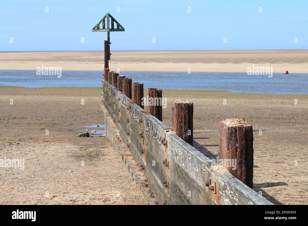 Paesaggio di bella spiaggia sabbiosa con ampio cielo blu, nuvola bianca con oceano all'orizzonte e nessuna gente Holkham Nord Norfolk Est Anglia Inghilterra uk Foto Stock