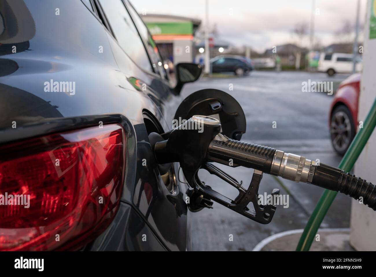 Rifornimento di un'auto da vicino a una stazione di servizio Foto Stock