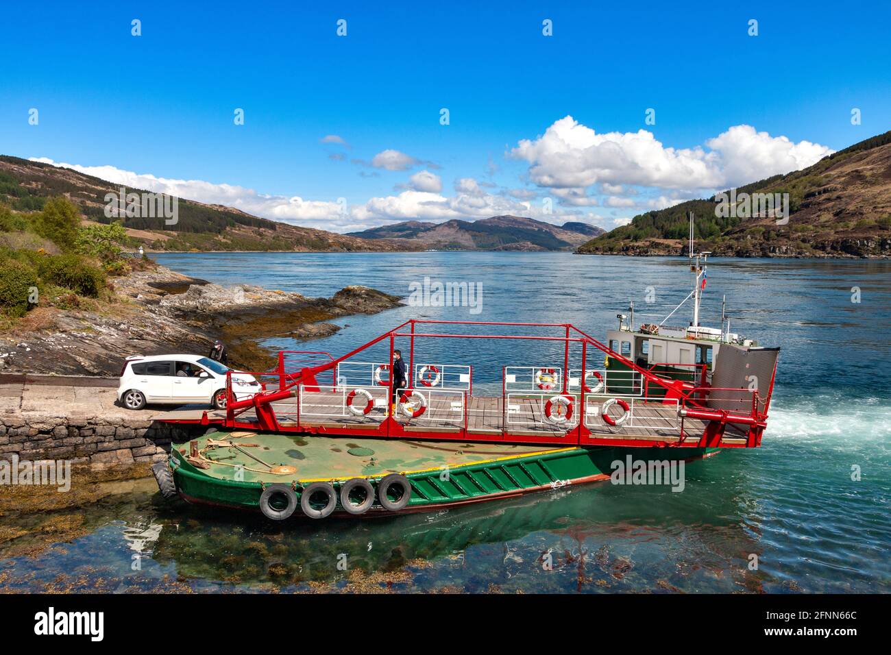 GLENELG A SKYE TRAGHETTO SOPRA KYLE RHEA STRAITS IL GLENACHULISH L'EQUIPAGGIO CARICA UN'AUTO ALLO SCIVOLO DI SKYE Foto Stock