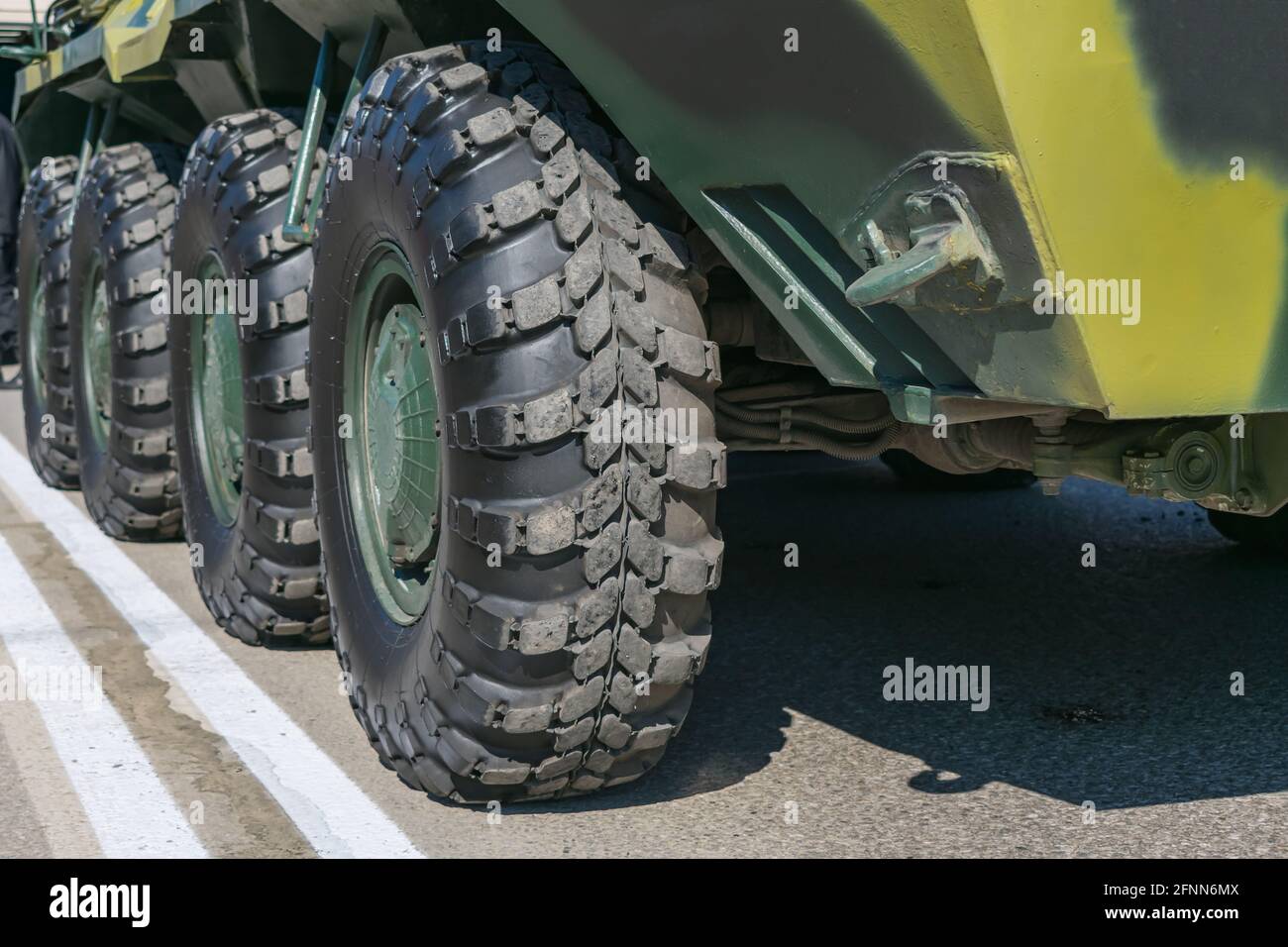 Le ruote dei veicoli blindati si avvicinano mentre sono parcheggiate Foto Stock
