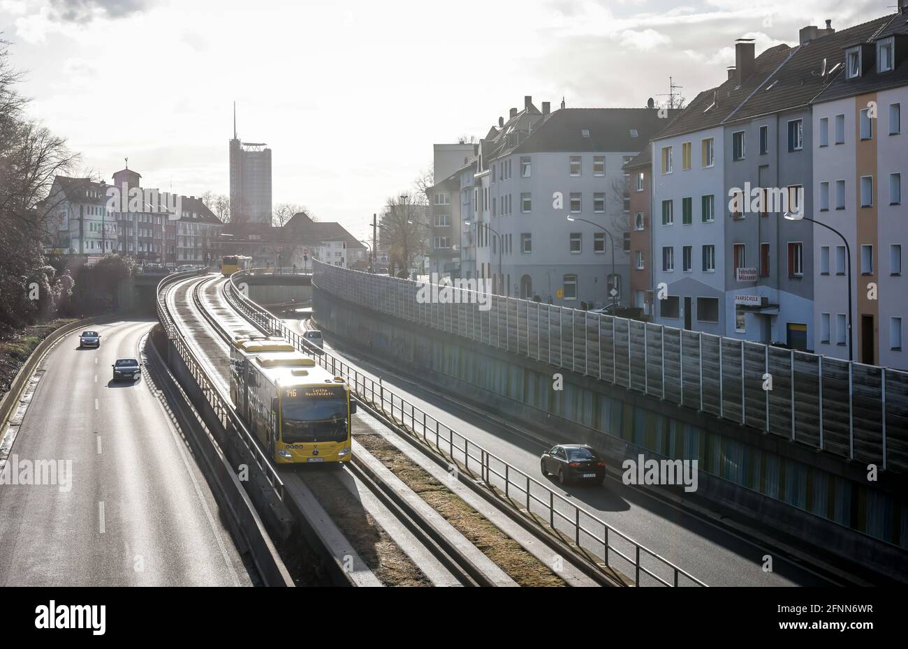 Essen, Renania Settentrionale-Vestfalia, Germania - le automobili e un autobus pubblico guidano sulla superstrada A40 attraverso il centro della città di Essen, nella parte posteriore del Westen Foto Stock
