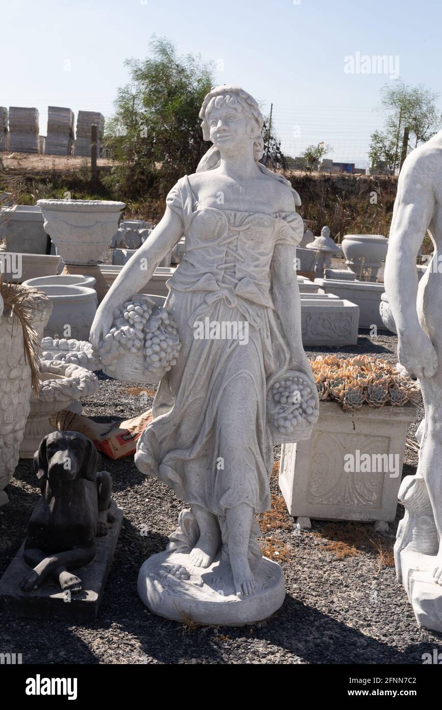 Antica scultura in pietra di donna che tiene cesto con uva in cantiere di bonifica Foto Stock