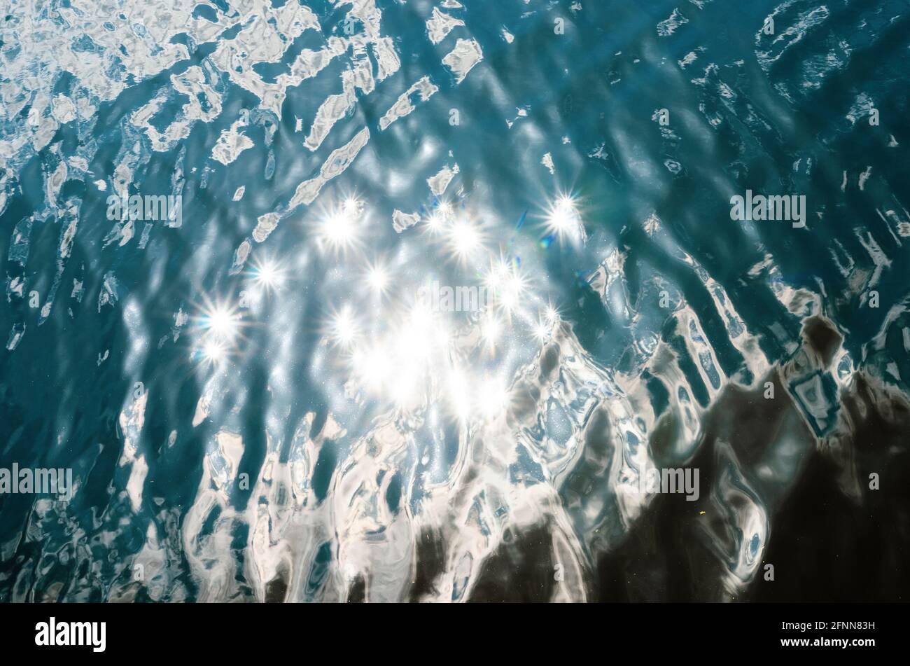 Scintillanti stelle del sole in acqua - foto vera Foto Stock