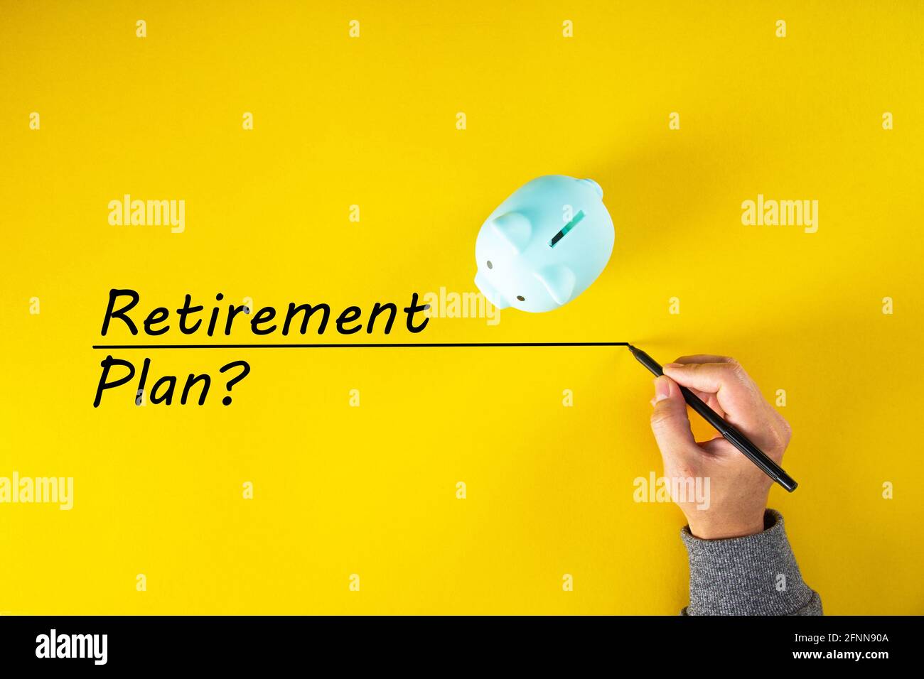 Banco di piggy su sfondo giallo. Pianificazione pensionistica concetto di pensione Foto Stock