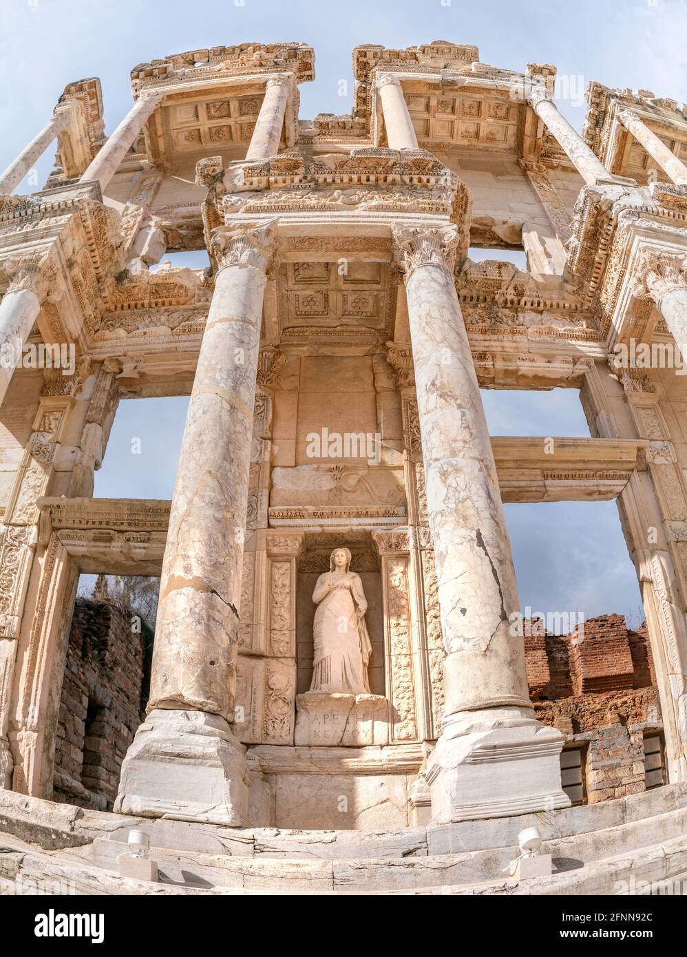 Biblioteca Celso a Efeso a Selcuk (Izmir), Turchia. La statua di marmo è Sophia, Dea della Sapienza, presso la Biblioteca Celcus di Efeso, Turchia. Le rovine o Foto Stock