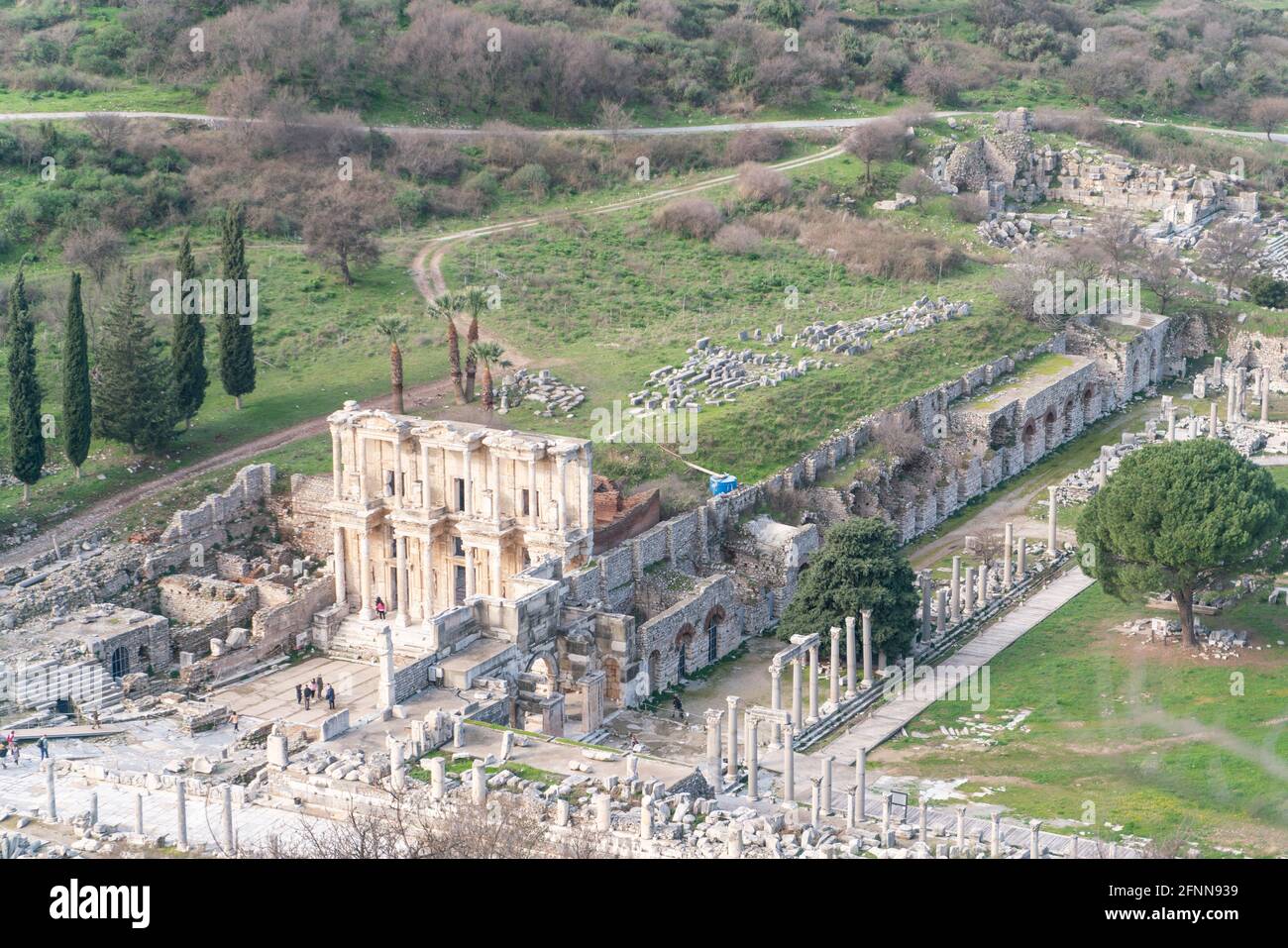 EFESO, TURCHIA - i turisti stanno visitando Efeso. Biblioteca di Celso nell'antica città di Efeso, Turchia. Efeso è un sito patrimonio dell'umanità dell'UNESCO. Foto Stock