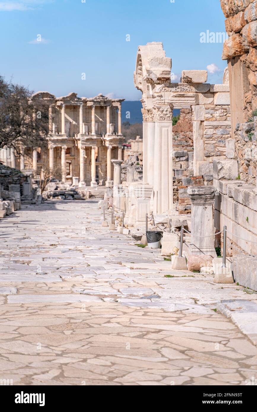 Biblioteca Celso a Efeso a Selcuk (Izmir), Turchia. La statua di marmo è Sophia, Dea della Sapienza, presso la Biblioteca Celcus di Efeso, Turchia. Le rovine o Foto Stock