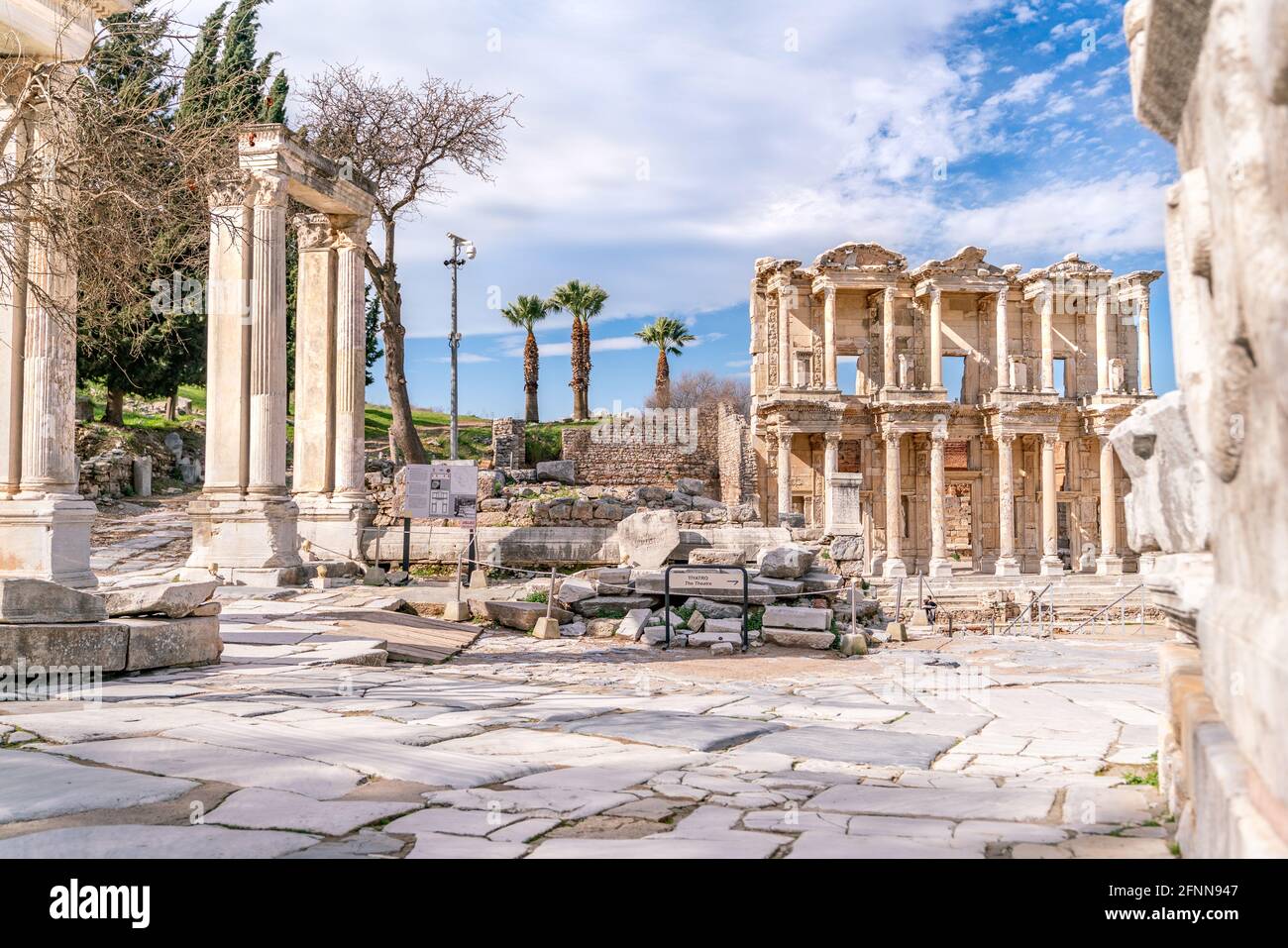 Biblioteca Celso a Efeso a Selcuk (Izmir), Turchia. La statua di marmo è Sophia, Dea della Sapienza, presso la Biblioteca Celcus di Efeso, Turchia. Le rovine o Foto Stock