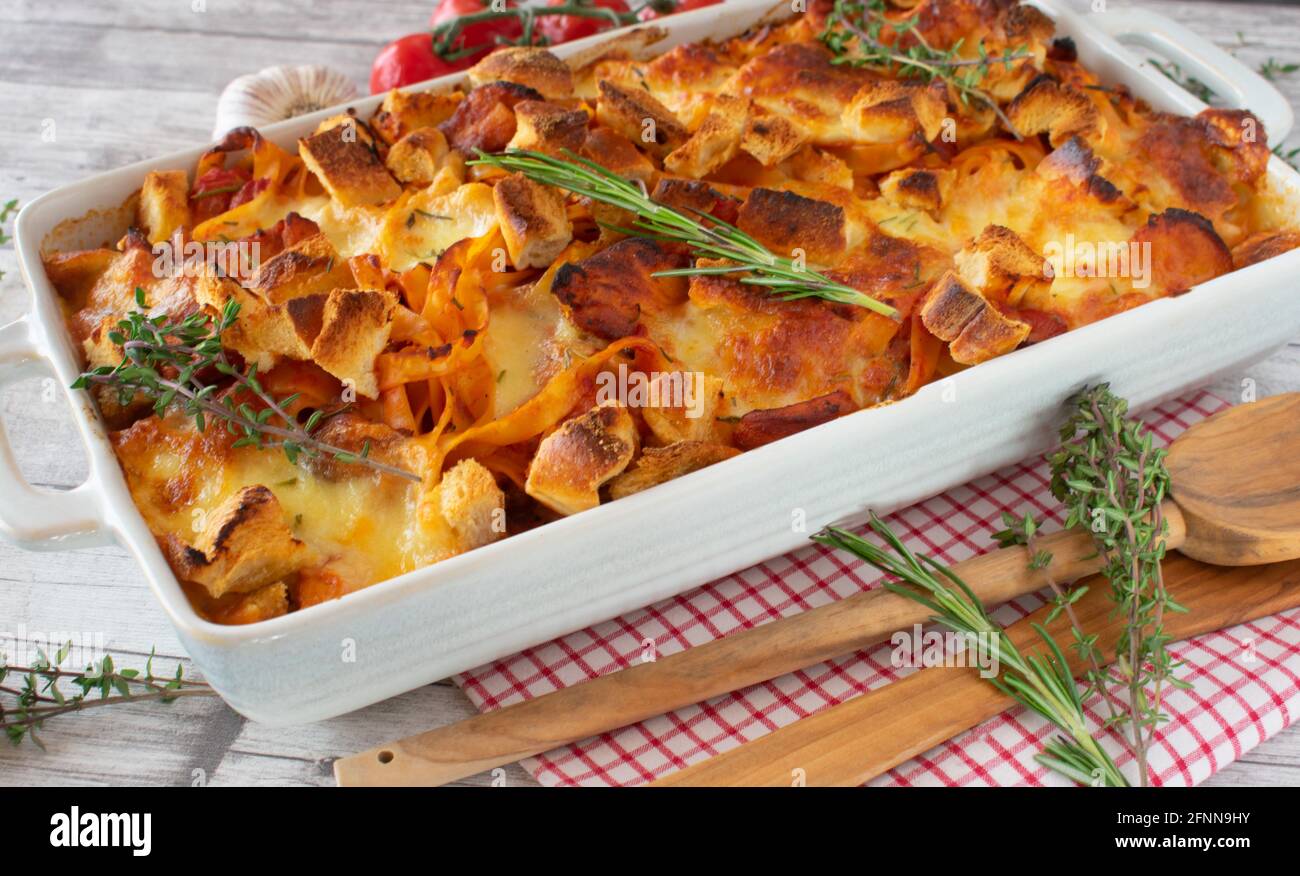 Casseruola di pollo alla pasta italiana in una cremosa salsa di tomatoe gratinata con mozzarella e crostini Foto Stock