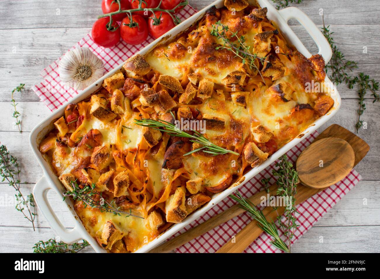 Casseruola di pollo alla pasta italiana in una cremosa salsa di tomatoe gratinata con mozzarella e crostini Foto Stock