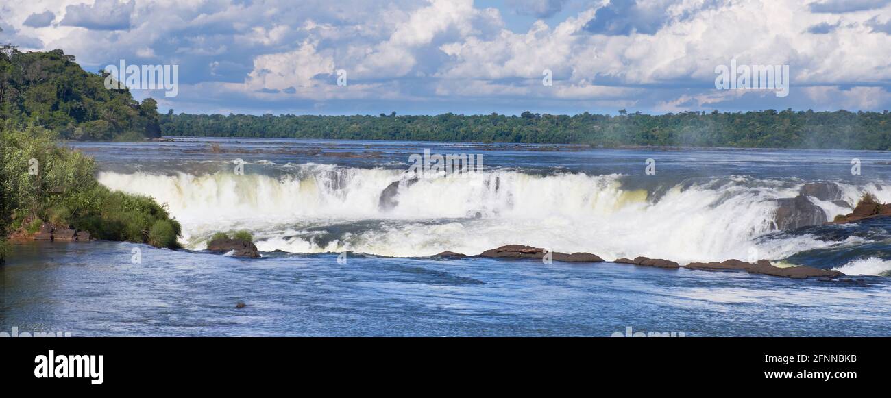 Cascate di Iguazu, panoramica dalla bocca dei diavoli in Argentina Foto Stock