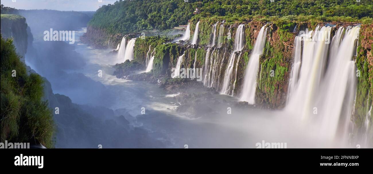 Cascate di Iguazu, panoramica dalla bocca dei diavoli in Argentina Foto Stock
