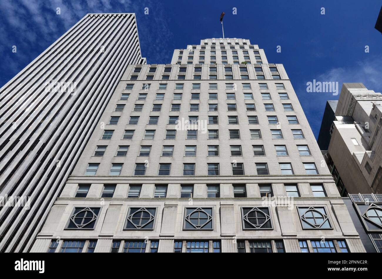 NEW YORK, Stati Uniti d'America - 2 Luglio 2, 2013: 745 Fifth Avenue Building a New York. L'edificio era conosciuto come il Squibb edificio e ha Bergdorf Goodman department Foto Stock