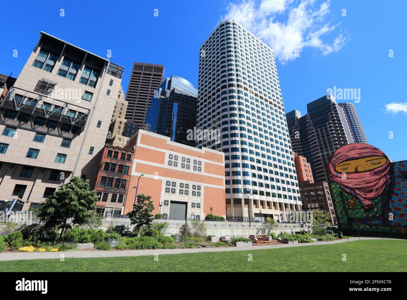 BOSTON, USA - 9 GIUGNO 2013: Skyline della città con 99 High Street Building (Tall One) a Boston. 99 High Street, aka Keystone Building è attualmente di proprietà di b Foto Stock