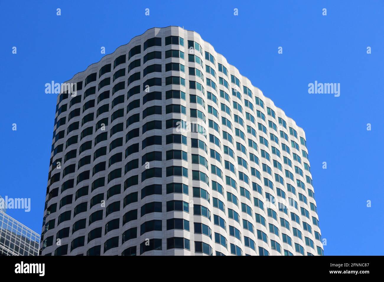 BOSTON, USA - 9 GIUGNO 2013: 99 High Street Building (Tall One) a Boston. 99 High Street, alias Keystone Building, è attualmente di proprietà di TIAA-CREF. Foto Stock