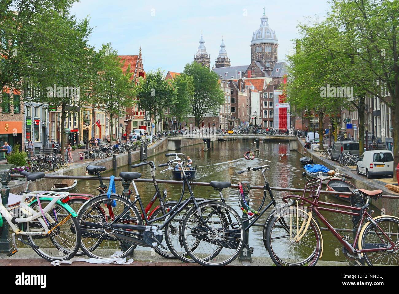 AMSTERDAM, Paesi Bassi - 8 Luglio 2017: la gente visita de Wallen quartiere a luci rosse di Amsterdam, Paesi Bassi. Amsterdam è notevole per la sua atmosfera rilassata leggi Foto Stock