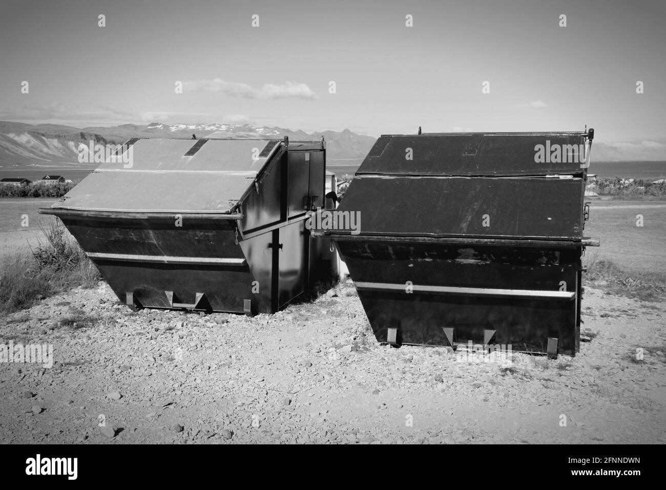 Grandi dumpsters di rifiuti nella penisola di Snaefellsnes, Islanda. Tono bianco e nero. Foto Stock