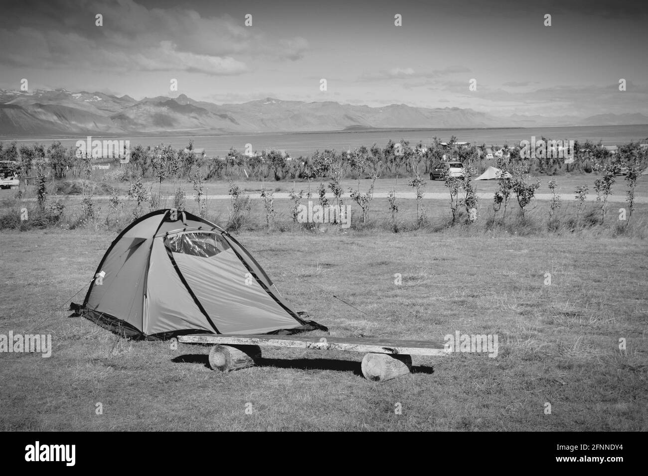Tenda in un campeggio nella penisola di Snaefellsnes, Islanda. Tono monocromatico in bianco e nero. Foto Stock