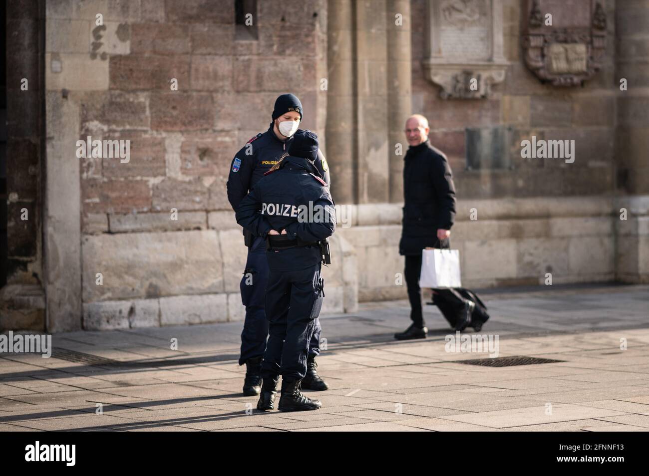 Vienna, Austria - 02 febbraio 2021: Due poliziotti austriaci di fronte alla chiesa Foto Stock