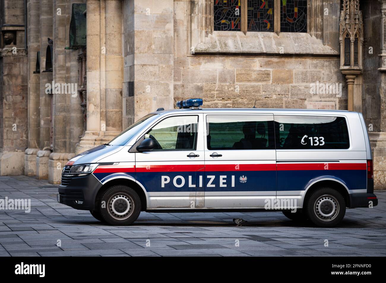 Vienna, Austria - 02 febbraio 2021: Auto della polizia austriaca in una giornata nuvolosa in inverno Foto Stock