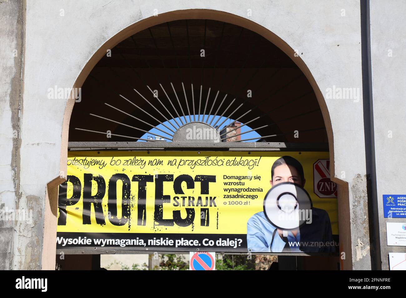 GLIWICE, POLONIA - 11 MAGGIO 2021: Bandiera di protesta degli insegnanti a Gliwice. Lo sciopero dell'azione industriale è organizzato da Zwiazek Nauczycielstwa Polskieg Foto Stock