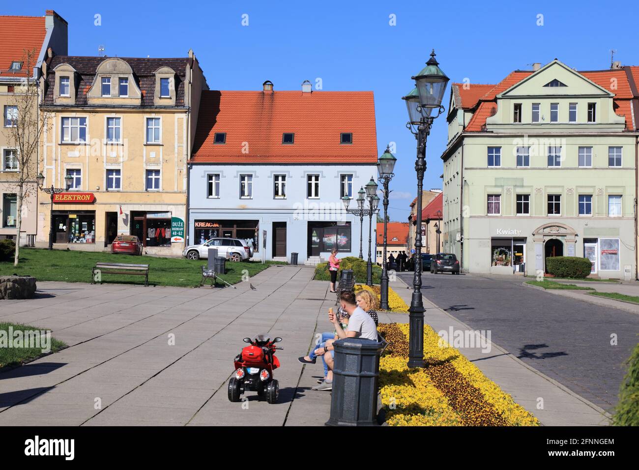 WODZISLAW SLASKI, POLONIA - 11 MAGGIO 2021: La gente visita la piazza principale della città (Rynek) a Wodzislaw Slaski, Polonia. Wodzislaw Slaski è una delle principali città del po Foto Stock