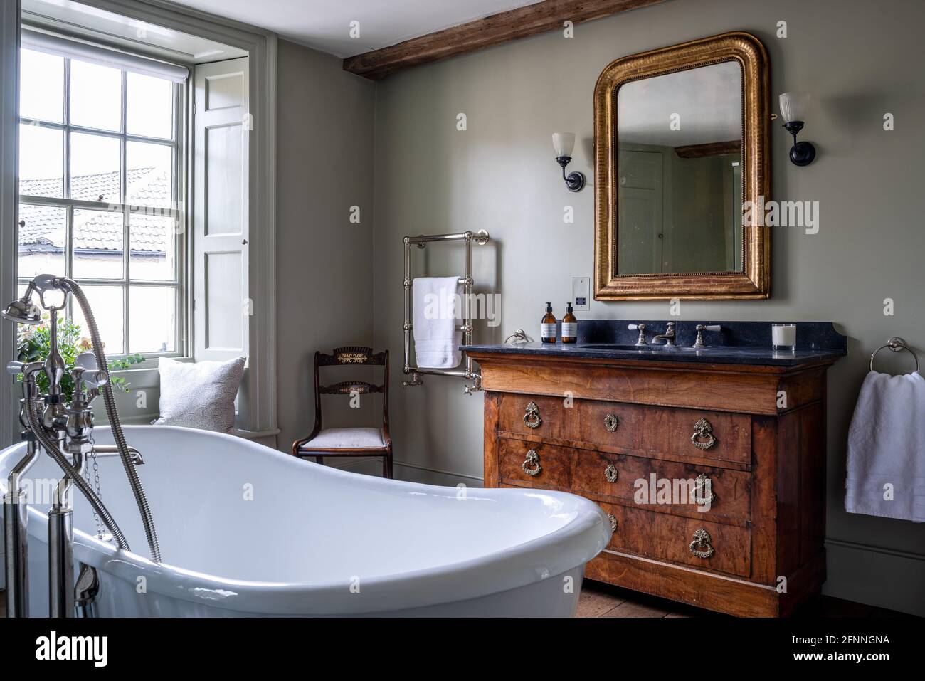 Specchio dorato sopra l'antico petto con bagno autoportante in Jacobean  Wool Merchant's casa restaurata, Somerset Foto stock - Alamy