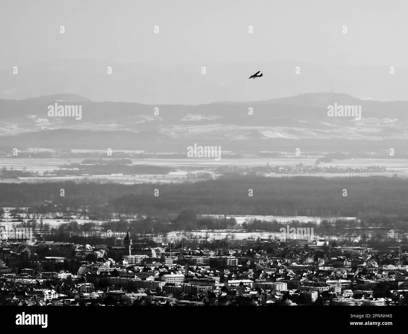 Vista panoramica sul drone dei vigneti innevati della Valle del Reno, dei Vosgi, Francia. Foto Stock