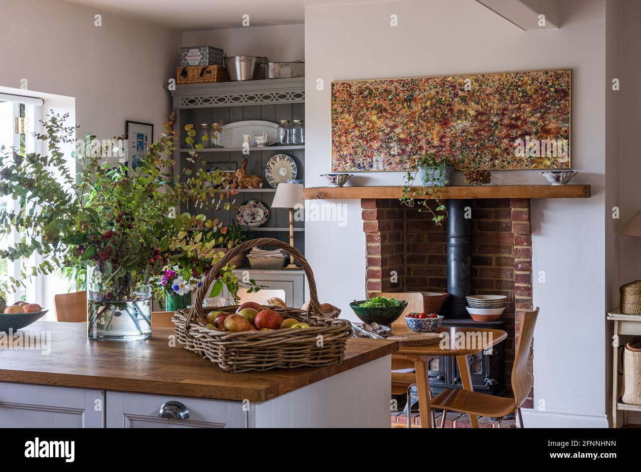 Arte moderna e cesto di mele in cottage vittoriano del 19 ° secolo. Foto Stock