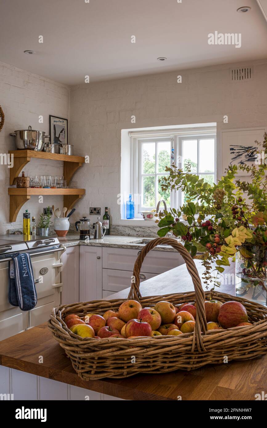 Grande cestino di mele in cucina del 19 ° secolo cottage vittoriano. Foto Stock