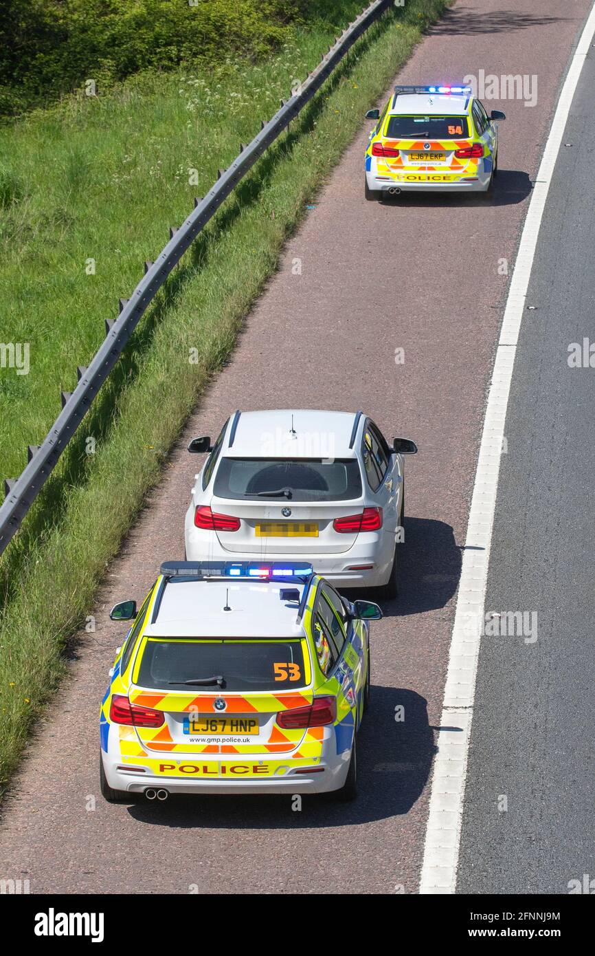 Blocchi stradali della polizia a Chorley; Manchester; UK; traffico multiplo  della polizia britannica della BMW Interceptor operazioni tattiche le  automobili eseguono la fermata di traffico fuggitivo della scatola  sull'autostrada M61 vicino Manchester;