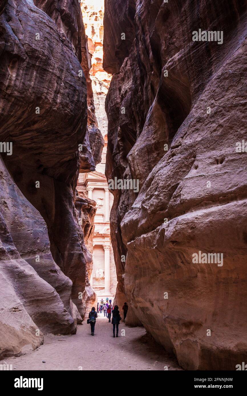 Il primo assaggio dell'iconico al-Khazneh (Tesoro) attraverso il canyon noto come al Siq all'ingresso della città rosa di Petra in Giordania. Foto Stock