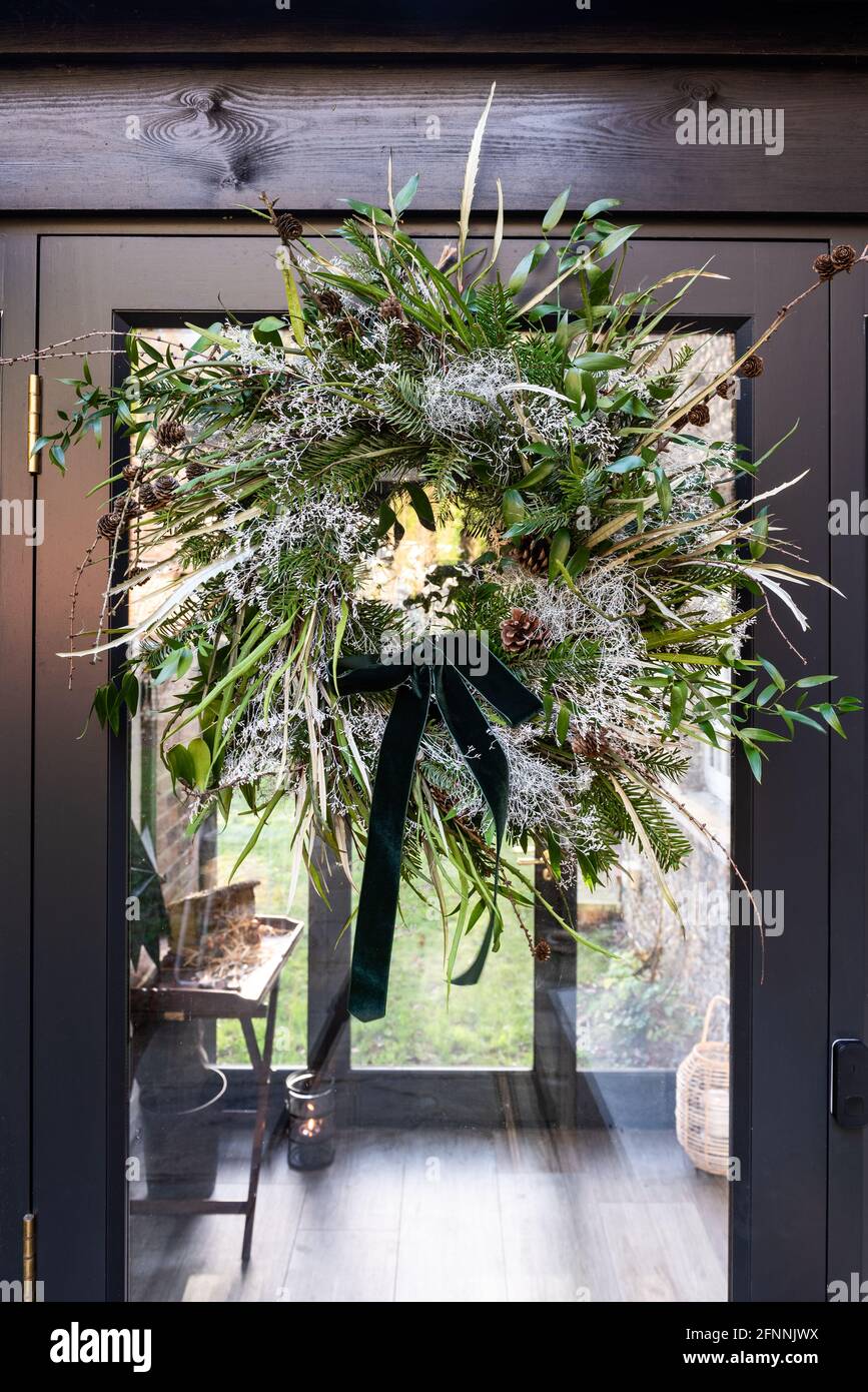 Corona sulla porta anteriore di cottage georgiano, West Sussex. Foto Stock