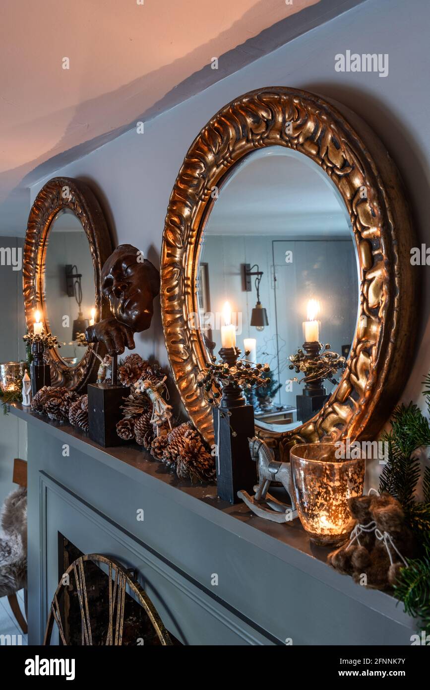 Due specchi circolari sulla mensola in cottage georgiano, West Sussex. Foto Stock