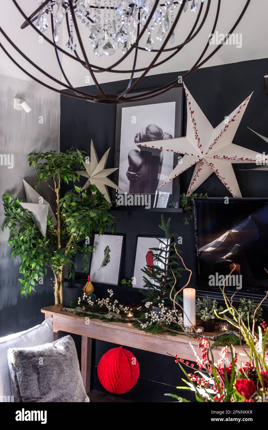 Stampe e decorazioni su parete nera in cottage georgiano, West Sussex. Foto Stock