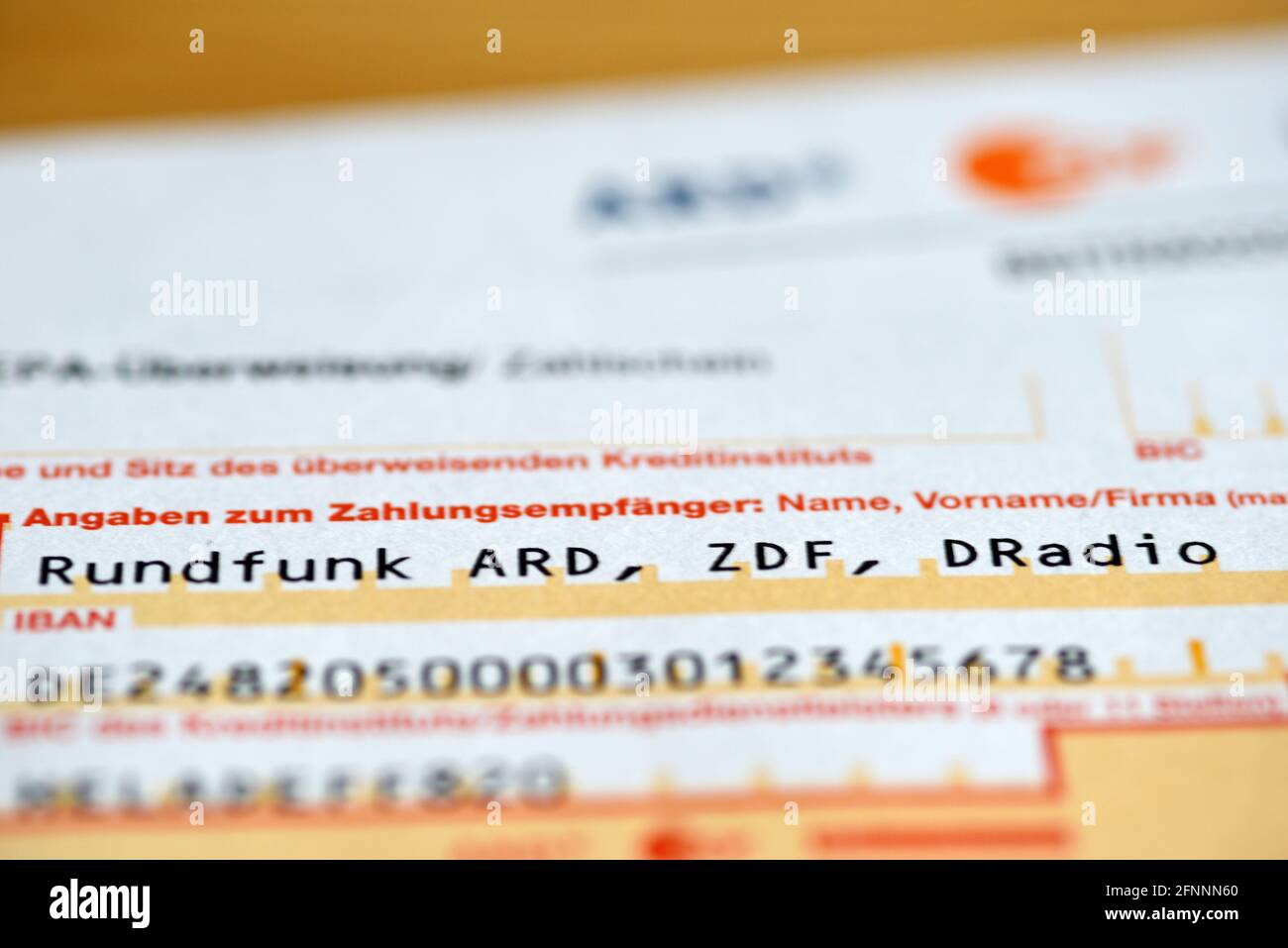 Lipsia, Germania 05-17-2021 primo piano un modulo di bonifico bancario del servizio radiotelevisivo tedesco (GEZ, ARD e ZDF Beitragsservice) focus o Foto Stock